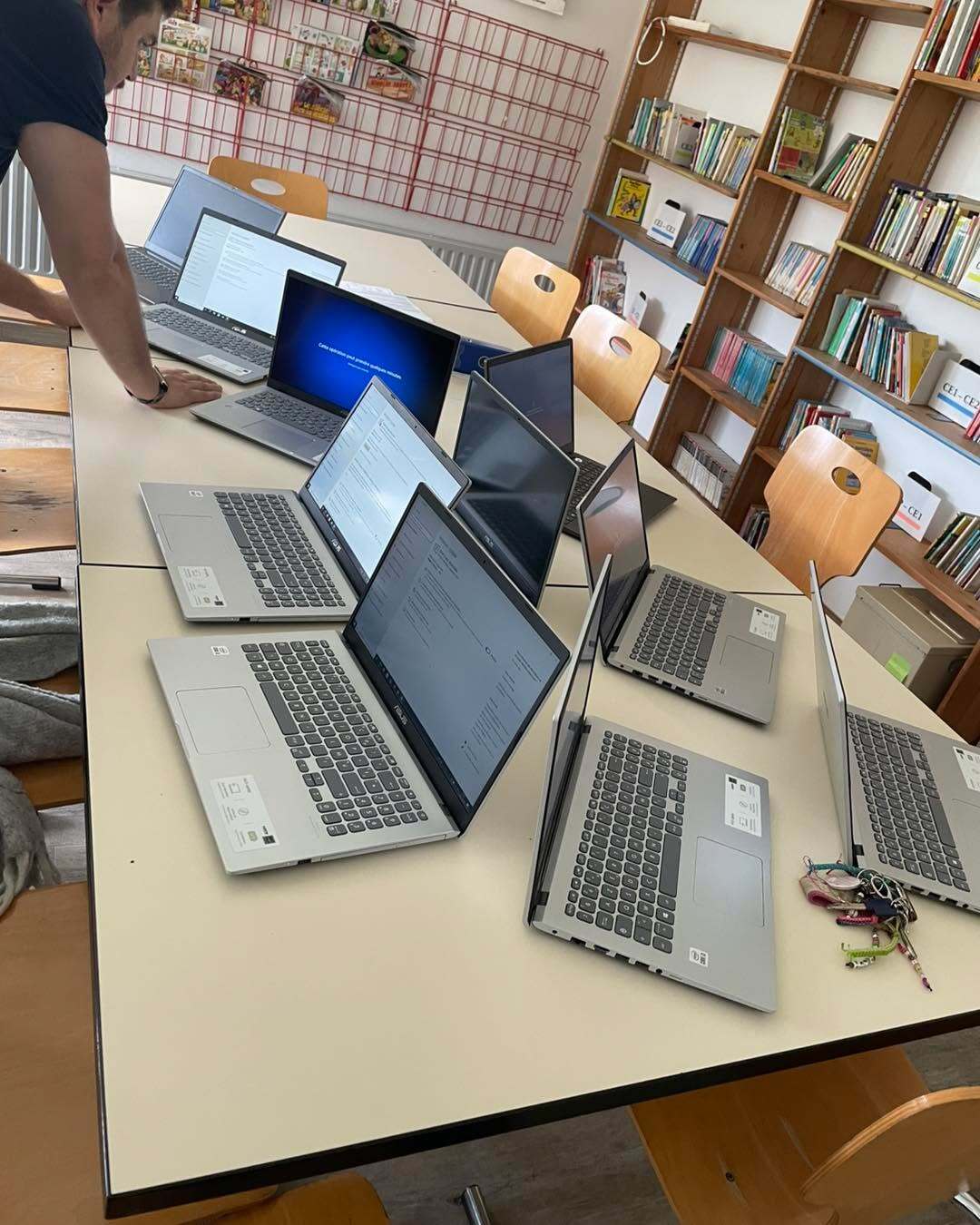 Postes de travail en entreprise — utilisation des outils IA pour gagner en efficacité